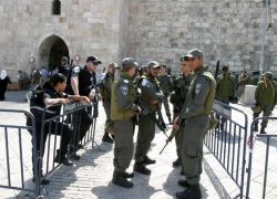 شرطة الاحتلال تعتقل رئيس لجنة اعمار مقابر القدس وتمنع دخول طالبات العلم الى الاقصى