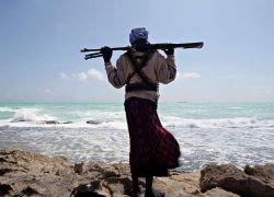 قراصنة صوماليون يخطفون سفينة وقود