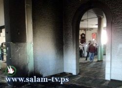 مستوطنون يشعلون النار بمسجد جنوب نابلس ويحطمون محتوياته