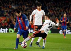 برشلونة يعبر فالنسيا ويستمر في ملاحقة ريال مدريد