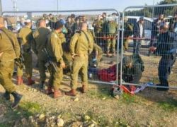 طعن جندي إسرائيلي جنوب الخليل واصابة المنفذ