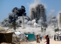 غزة.. قصف جوي ومدفعي بمختلف المناطق وأمواج البحر تبتلع خيام النازحين