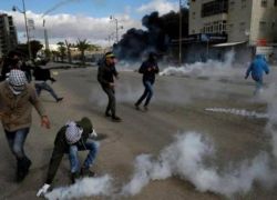 إصابة عشرات الطلبة بالاختناق خلال مواجهات مع الاحتلال في الخليل