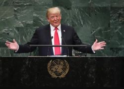 ترمب يعلن محادثات "مثمرة جداً" مع إيران.. وطهران تضع شروطاً لإعادة فتح مضيق هرمز