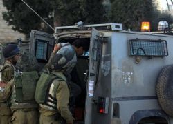 قوات الاحتلال تعتقل 7 مواطنين من الضفة الغربية