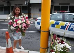 شاهد ...اوروبا واميركا وكندا تُزين المساجد بالورود والزهور بعد مذبحة نيوزيلندا