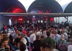 عذاب الجسر… المعتمرون بالآلاف وساعات عمل لا تتغير