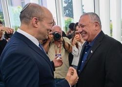 استطلاع للقناة 13: حزب أيزنكوت يتصدر بـ20 مقعدا وبنيت يقفز إلى 14