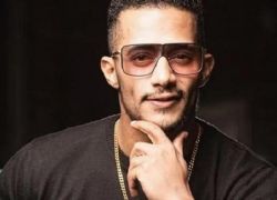 الفنان المصري " محمد رمضان " يرفع علم فلسطين لمواجهة حملة المقاطعة