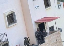 إصابات وتنكيل باقتحامات وحملة اعتقالات واسعة بالضفة والقدس