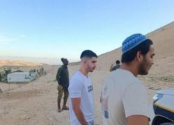 مستوطنون يقتحمون تجمع بدوي في جبع ويصيبون 7 مواطنين بجروح