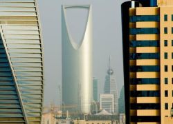 السعودية تبدأ بفرض قيود على عمل الوافدين في 12 قطاعا