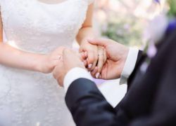 عروس تنسحب من حفل زفافها بسبب رقصة العريس وأمه