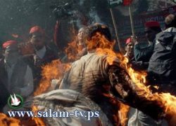 غزة .. شاب يلوح بحرق نفسه أمام المقر الرئيس للانروا