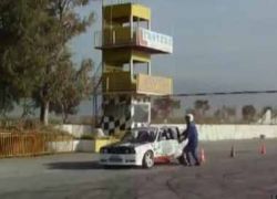 بالفيديو : شاب يفحط بسيارتين في وقت واحد بشكل مثير!