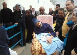 صوره : معاناة رجل مسن عند زيارة ابنه في سجون الاحتلال !!