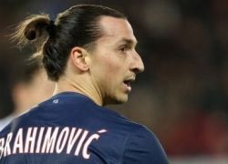 إبراهيموفيتش يدوس على رأس لاعب ليون الفرنسي !!