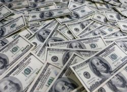 خبير اقتصادي: سببان وراء هبوط الدولار