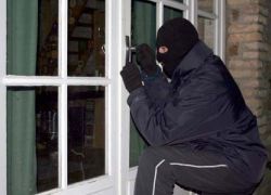 الشرطة تلقي القبض على شخص متلبس بسرقة منزل في الخليل‎