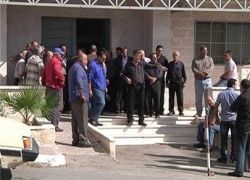 العشرات يعتصمون للمطالبة بالغاء براءة الذمة على محلات الميكانيك في نابلس