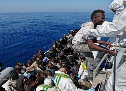 مقتل 40 مهاجرا في البحر المتوسط