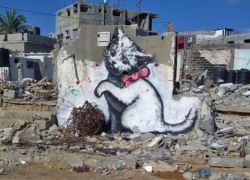 مواطن يحيط منزله بسياج لحماية لوحة الفنان &quot;بانكسي&quot; في غزة