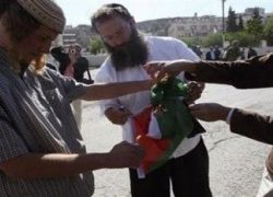 مستوطنون يحرقون علم فلسطين ويرددون هتافات عنصرية وسط الخليل