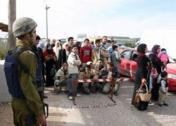 قوات الاحتلال تحتجز 20 شابا وتغلق حاجز زعترة