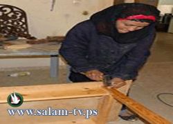 اول امراة فلسطينية تحترف مهنة النجارة لتكسر التقليد!