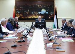 الحكومة تستمر بمهامها وتقر الموازنة العامة