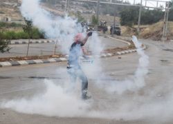 مواجهات عنيفه بين مواطنين و قوات الاحتلال في باب العمود وسط القدس