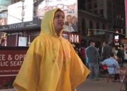 فتاة كويتية تتسول في شوارع نيويورك ـشاهد الفيديو