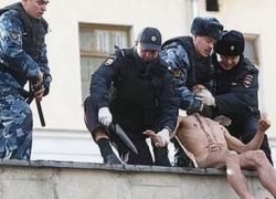 فنان روسي يقطع أذنه احتجاجاً على استبداد الحكومة