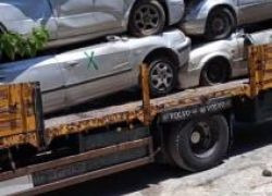 الشرطة تتلف مركبات ودراجات نارية غير قانونية في طولكرم