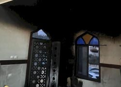 مستعمرون يحرقون مسجدًا في نابلس