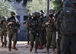 الاحتلال يعتقل ويحقق ميدانيا مع 80 مواطنا على الأقل من الضفة والقدس