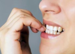 تحذير علمي مخيف: هذا ما قد يفعله قضم الأظافر لسنوات