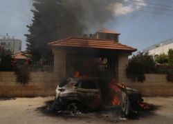 إحراق منزل وإغلاق طرق مع اعتداءات للمستوطنين بالضفة والقدس