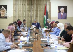 محافظ طولكرم عصام أبو بكر يجتمع مع لجنة تطوير القطاع السياحي