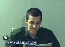 هل ستدفع إسرائيل ثمن شريط فيديو جديد يثبت أن شاليط على قيد الحياة؟