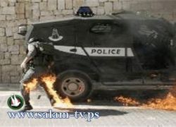 شبان يحرقون جيبا عسكريا اسرائيليا بالكامل بالعيسوية بعد انقلابه