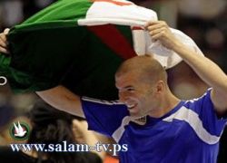 زيدان يساند الجزائر من المدرجات