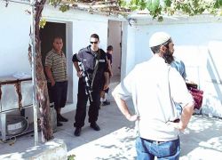 متطرفين يهود يعتدون على مواطن بالضرب المبرح في محطة القطارات بالقدس