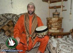 ميشيل أيوب (32 عاماً) مسحراتي مسيحي يوقظ أهالي عكا لتناول السحور