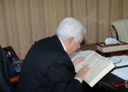 يديعوت تكشف كيف وضعت أجهزة تنصت في مكتب أبو مازن عام 1993