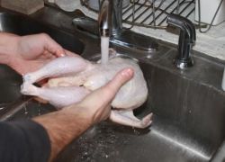 حذار من غسل الدجاج قبل الطهي!