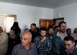 عائلات شهداء بغزة تعتصم داخل مؤسسة الشهداء والجرحى