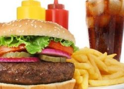 تناول الوجبات السريعة 3 مرات أسبوعيا قد يصيب الأطفال بالإكزيما