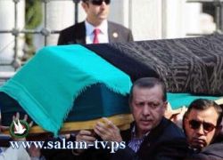 صور تشييع جنازة والدة أردوغان .. خالف البروتوكول وحمل نعشها بنفسه