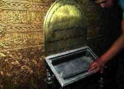 معركة في حلب على 3 شعرات وجزء من ضرس الرسول